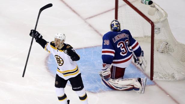 Boston Bruins&#039; Gregory Campbell celebrates in front of New York Rangers goalie Henrik Lundqvist after a goal by Bruins&#039; Johnny Boychuk (not pictured) in the third period of Game 3 of their NHL Eastern Conference semi-final playoff hockey series in New York May 21, 2013. REUTERS/Ray Stubblebine (UNITED STATES - Tags: SPORT ICE HOCKEY)