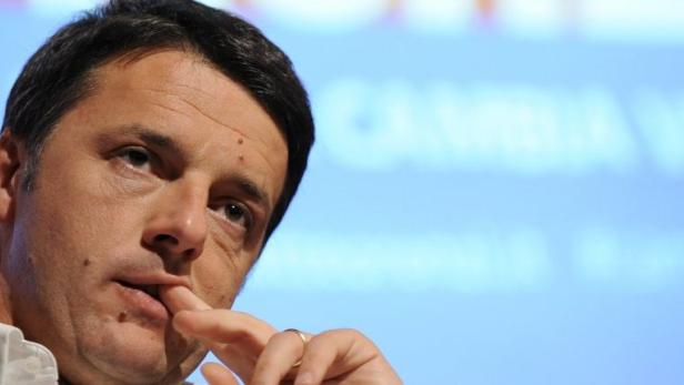 Matteo Renzi während einer Rede mit einem Finger am Mund.
