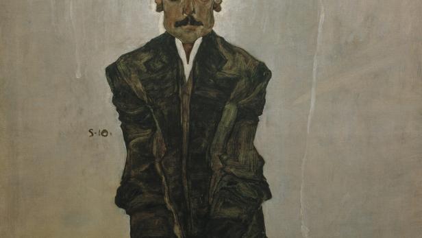 Ein Porträt des Künstlers Egon Schiele in dunkler Kleidung, sitzend und mit verschränkten Händen.