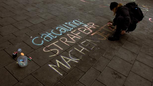 "Catcalling strafbar machen": Kunstaktion gegen verbale Belästigung in Wien