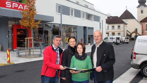 Ortskernbelebung und Nahversorgung mit Zentrumsprojekt: Bgm. Johann Weingartner (r.), Geschäftsfrau Manuela Hahn, Gemeinderätin Monika Gabler, Amtsleiter Leo Koblinger