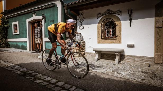 Ein Fahrer auf seinem Rennrad mit Stahlrahmen und Rahmenschaltung bei der Vintage Tour in der Wachau. Sie soll am 12. September wieder durch die schöne Landschaft führen.