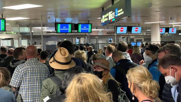 Augenzeugen: Menschenmassen ohne Abstand am Flughafen Wien