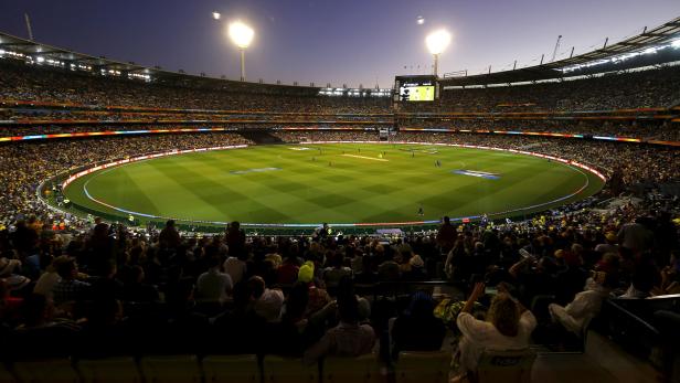FILE PHOTO: Members of the crowd watch as Australia and New Zealand play their Cricket World Cup final match at the MCG Melbourne schickt Tausende Zuschauer nach einem Corona-Fall in Isolation