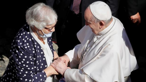 Papst traf Holocaust-Überlebende und küsste Arm mit tätowierter Zahl