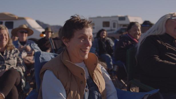 Frances McDormand spielt mit Laiendarstellern und erhielt dafür einen Oscar als beste Hauptdarstellerin: „Nomadland“