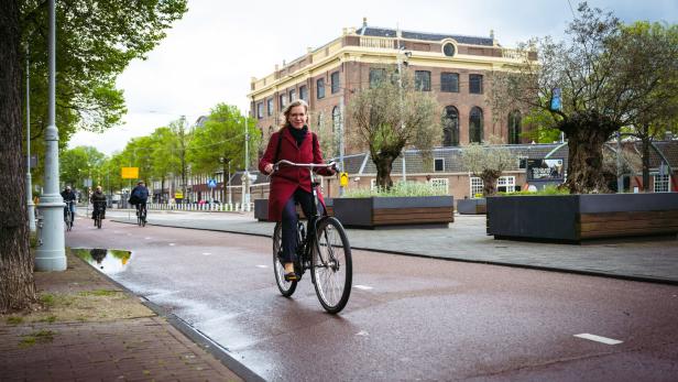 Gewessler testete am Dienstag die großzügige Fahrrad-Infrastruktur von Amsterdam