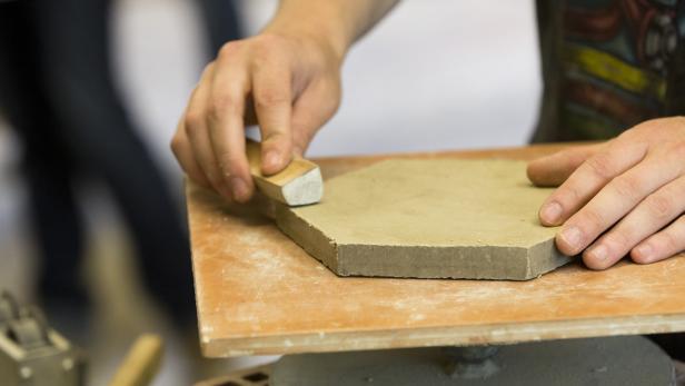 Stück für Stück: Jeder Rohling wird von Hand geformt. Um saubere Kanten zu erhalten, werden sie mit einem Ledertuch geglättet.