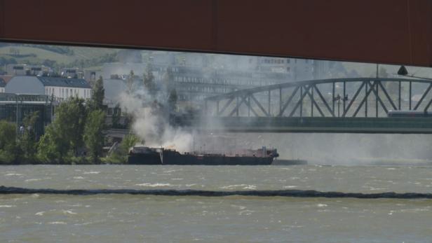Rauchsäule über Donau: Schiff beim Handelskai brannte