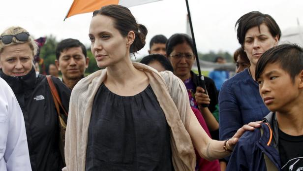Angelina Jolie inmitten einer Menschenmenge im Freien.