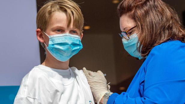 Charles Muro,13, wird in Hartford, Connecticut, USA, geimpft. Dort gibt es bereits eine Zulassung für den Impfstoff von Biontech/Pfizer für diese Altersgruppe.