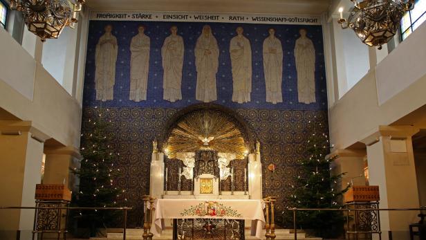 Monumentales Mosaik von Ferdinand Andri: Dargestellt sind die sieben Gaben des Heiligen Geistes