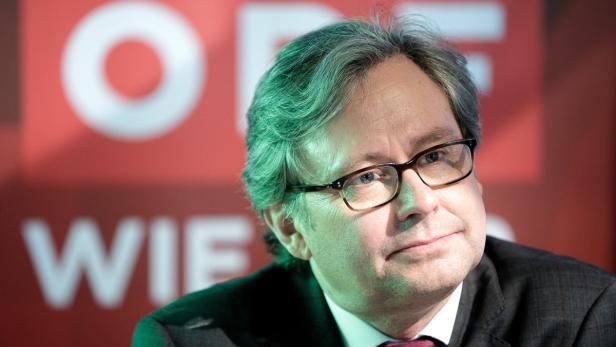 Ein Mann mit Brille vor einem roten Hintergrund mit dem Logo des ORF.