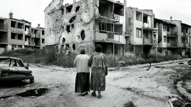 Szene aus dem von serbischen Granaten zerstörten Sarajewo