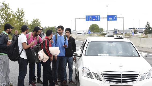 Eine Gruppe von Flüchtlingen versucht von Nickelsdorf aus mit dem Taxi nach Wien zu gelangen.