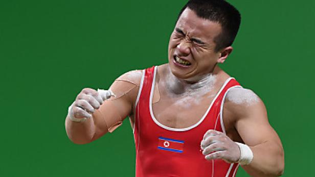 Ein Gewichtheber aus Nordkorea strengt sich bei einem Wettkampf an.