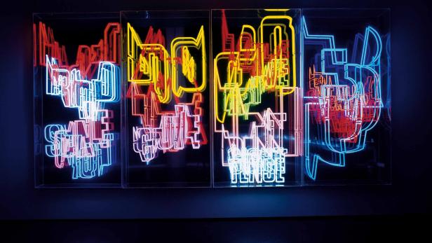 KRIWET Neon-Text 1-4, 1973 Hochspannungsleuchtstoffröhren auf Aluminium, eloxiert, Acrylglas je 201,8 x 101,8 x 25 cm Courtesy BQ, Berlin