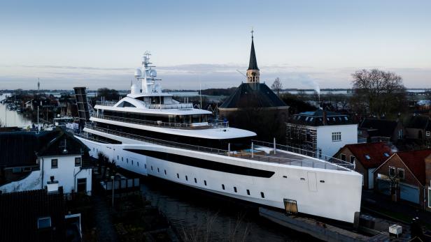 Auf dem Weg von der Reederei in den Niederlanden ins Meer: 94 Meter lange, neue Superyacht