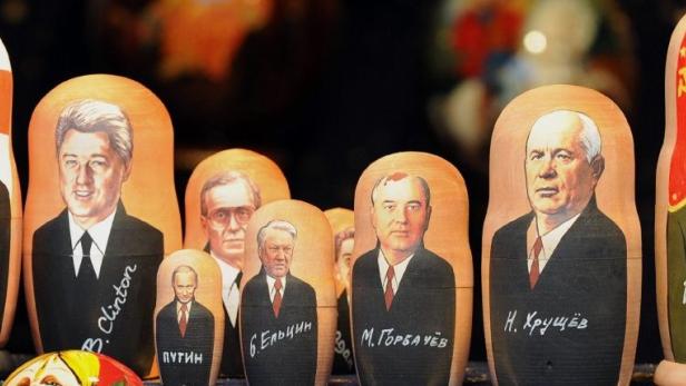 Eine Sammlung von Matroschka-Puppen, die verschiedene politische Führer darstellen, darunter Stalin, Chruschtschow und Gorbatschow.