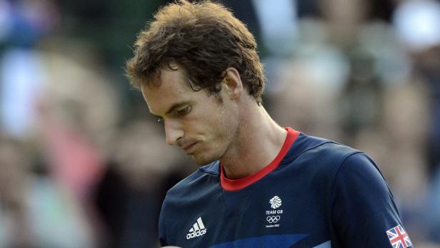 EPAepa03338901 Andy Murray of Britain in action during his Mens Singles Semi Final match against Novak Djokovic of Serbia at the London 2012 Olympic Games Tennis competition in Wimbledon, Greater London, Britain, 03 Augst 2012. EPA/ANDY RAIN Murray muss auf Paris verzichten
