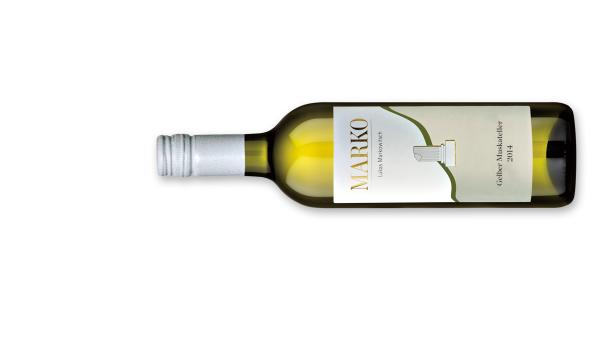 Eine Flasche Gelber Muskateller 2014 von Marko liegt auf einer weißen Oberfläche.
