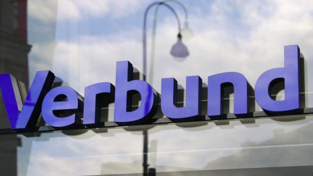 Das blaue „Verbund“-Logo ist an einem Gebäude angebracht.