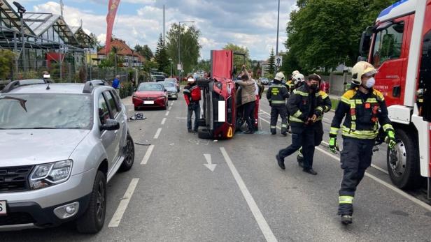 Alkoholisiert und zu schnell: Verkehrsrowdy baut Unfall in Wien-Penzing