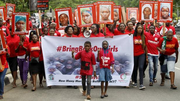 &quot;Bring Back Our Girls&quot; (&quot;Bringt unsere Mädchen zurück&quot;) fordern Demonstranten in Lagos am 500. Tag seit der Entführung.