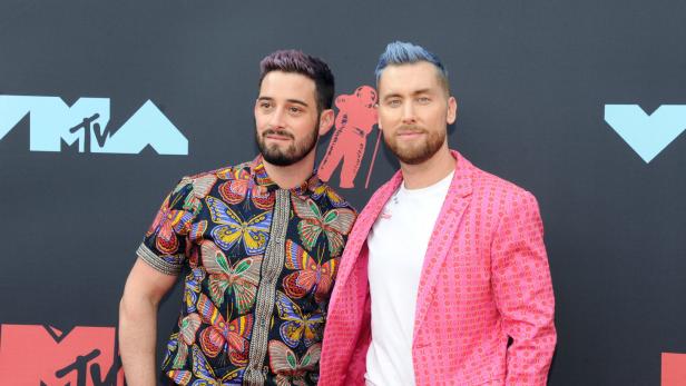 "'N Sync"-Star Lance Bass und Ehemann verkünden Babynews mit Gruselvideo