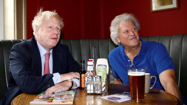 Bei Bier und Brexit vereint: Premier Johnson und Tim Martin, Betreiber eine Pub-Kette