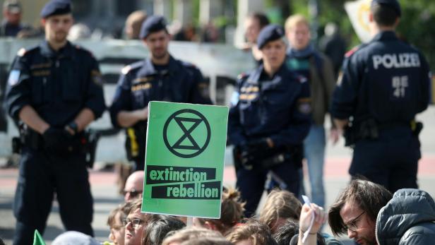 Klima-Aktivistin bekommt vor Gericht 1.659 Euro zugesprochen