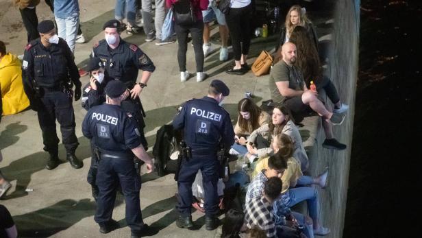 Donaukanal nach 22 Uhr: Menschenmassen, aber Polizei zurückhaltend