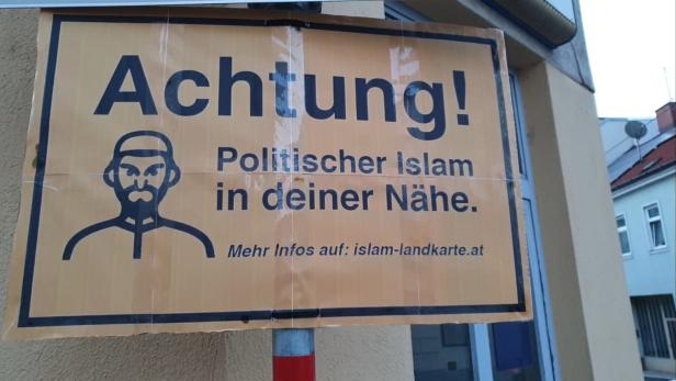 Diese „Warnschilder“ platzierten Rechtsextreme vor Moscheen in Wien und St. Pölten.