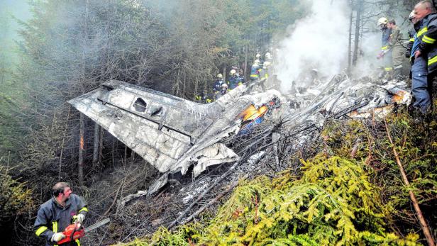 Die Cessna nach dem Absturz in Ellbögen (Tirol)