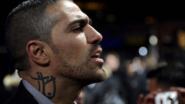 Nahaufnahme von Bushido mit einem arabischen Tattoo am Hals.