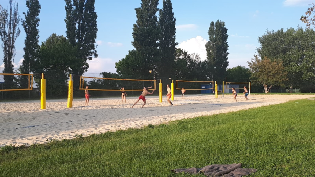 Der Kahrteich und sein Beachvolleyballplatz sind derzeit nur für Wiener Neudorfer zugänglich. Das sorgt für Unmut bei Auswärtigen