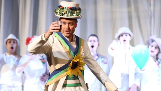 Sebastian Kohlhepp singt die Titelpartie in Brittens &quot;Albert Herring&quot; an der Wiener Volksoper.