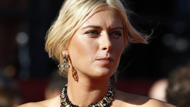Maria Sharapova mit blonden Haaren, Ohrringen und einer Halskette.