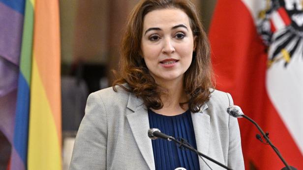 Ministerin Zadic entschuldigte sich für strafrechtliche Verfolgung Homosexueller