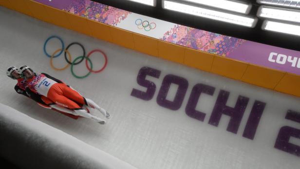 Ein österreichisches Doppelsitzer-Rodelteam in voller Fahrt bei den Olympischen Winterspielen in Sotschi.