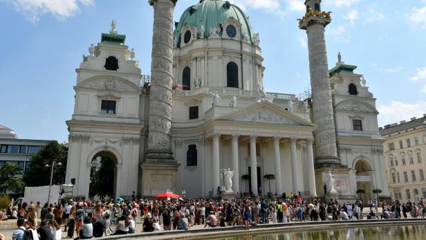 Rund 150 Jugendliche demonstrierten am Sonntag am Karlsplatz gegen das Platzverbot