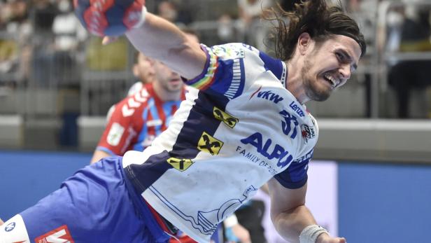 Ein Handballspieler wirft den Ball während des Spiels HC Fivers gegen Alpla HC Hard.