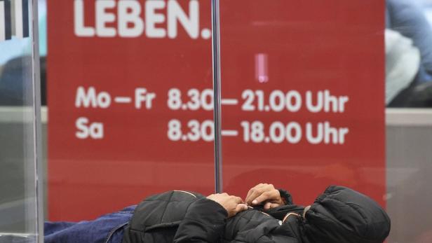 FLÜCHTLINGE: FLÜCHTLINGE AM WIENER HAUPTBAHNHOF Ein schlafender Flüchtling am Wiener Hauptbahnhof