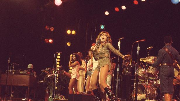 Elektrisierende Konzertauftritte, packende Archivaufnahmen: Tina Turner in der Musikdoku „Tina“