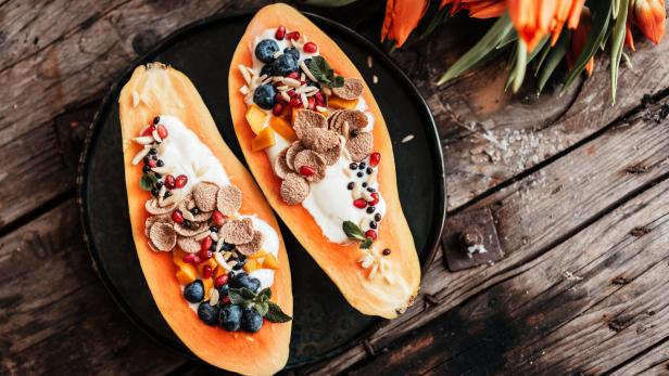 Food Trend: Warum jetzt alle ihr Frühstück aus einer Papaya löffeln