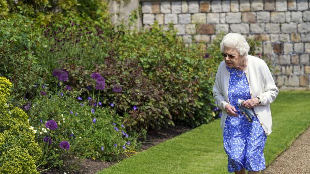 Queen pflanzte Rose zu Prinz Philips 100. Geburtstag