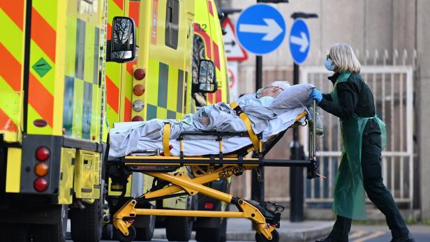 Zahl der britischen Covid-Patienten in Krankenhäusern steigt wieder an