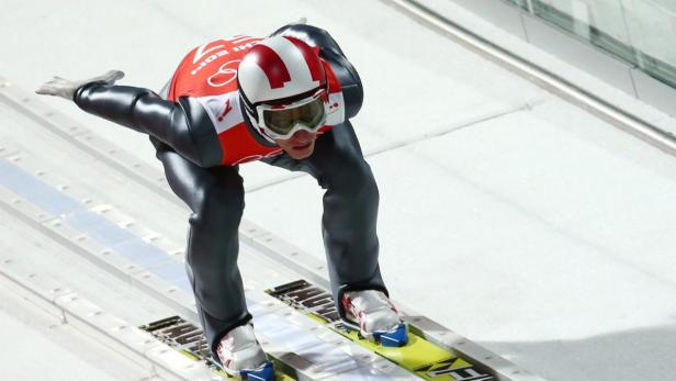 Ein Skispringer auf der Schanze kurz vor dem Absprung.