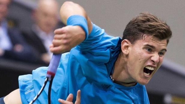 Dominic Thiem schlägt einen Tennisball mit großer Anstrengung.