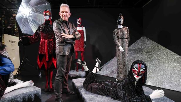 Im Swarovski-Schaufenster: Designer Jean Paul Gaultier im Kristallwelten Store auf der Wiener Kärntnerstraße